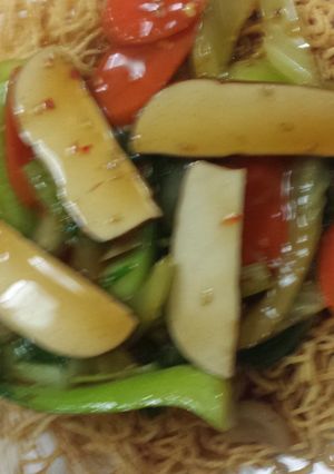 A picture of Crispy noodles and vegetables (vegetarian bird's nest).