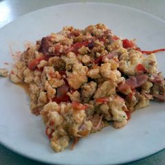 A picture of Bacon and Tomato Scrambled Eggs.