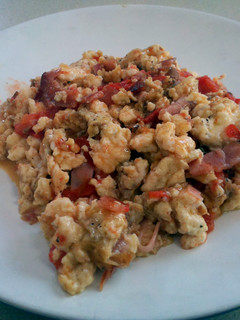 A picture of Bacon and Tomato Scrambled Eggs.