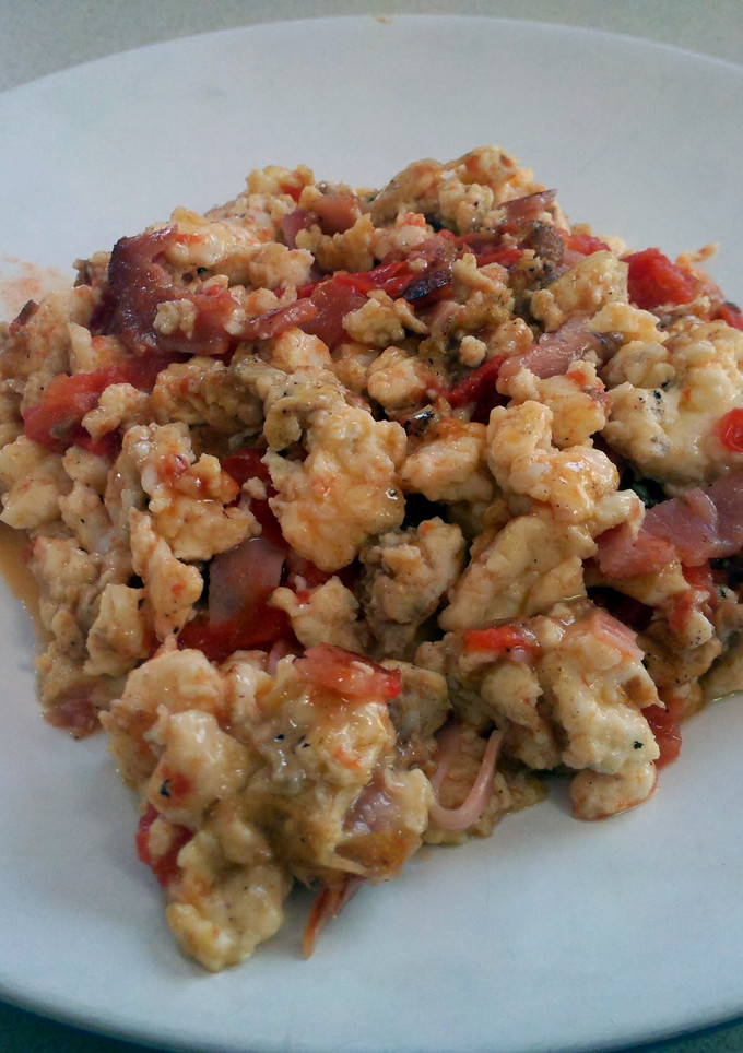 A picture of Bacon and Tomato Scrambled Eggs.
