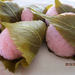 A picture of Sakura-mochi with Chunky Sweetened Adzuki Bean Paste.