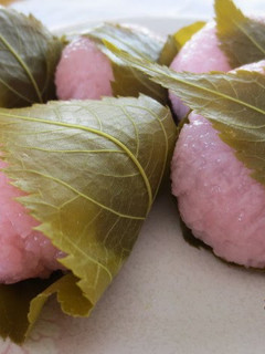 A picture of Sakura-mochi with Chunky Sweetened Adzuki Bean Paste.