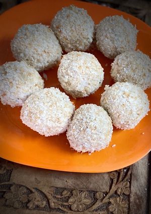 A picture of Mawa coconut laddu.