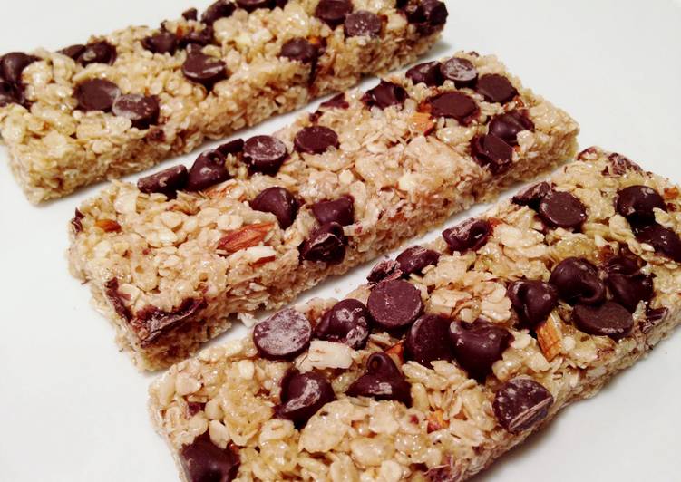 Steps to Make Quick Chewy Chocolate Granola Bars