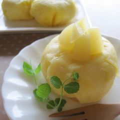 A picture of White Peach Rice Flour Cake Made in the Microwave.