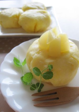 A picture of White Peach Rice Flour Cake Made in the Microwave.