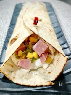 Una foto de Wrap de pavo y queso cottage con aguacate y ventresca