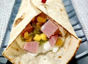 Una foto de Wrap de pavo y queso cottage con aguacate y ventresca
