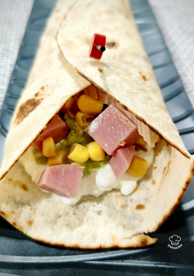 Una foto de Wrap de pavo y queso cottage con aguacate y ventresca