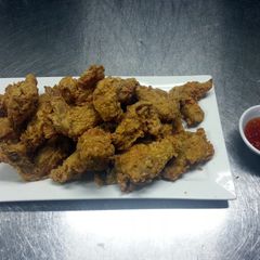 A picture of spicy asian fried chicken ala kfc with thai chilli sauce.