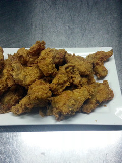 A picture of spicy asian fried chicken ala kfc with thai chilli sauce.