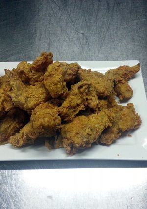 A picture of spicy asian fried chicken ala kfc with thai chilli sauce.