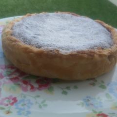 A picture of Bakewell tart.