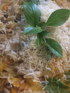 Una foto de Salsa de tomatitos amarillos y pollo para pasta