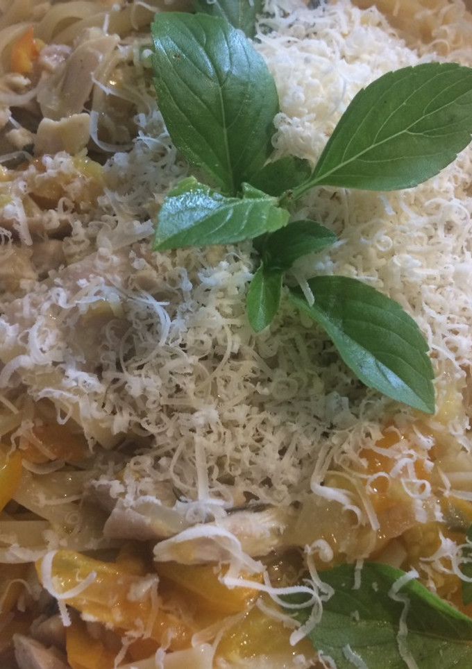 Una foto de Salsa de tomatitos amarillos y pollo para pasta
