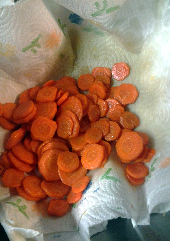A picture of fried carrot chips.