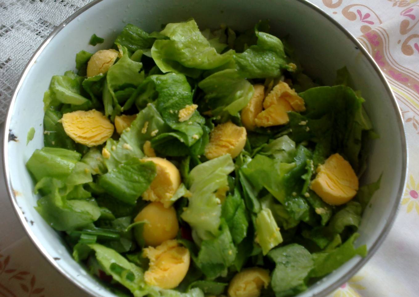 Lettuce salad with eggs