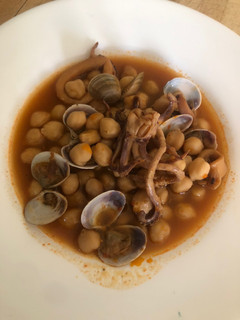 Una foto de Potaje de garbanzos con calamares 🦑 y almejas