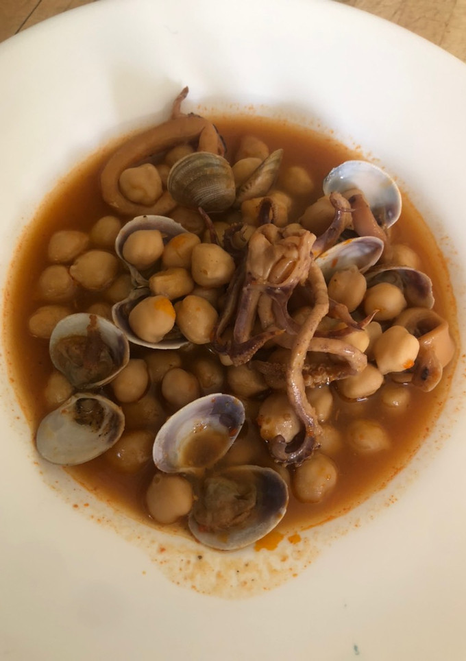 Una foto de Potaje de garbanzos con calamares 🦑 y almejas