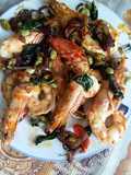Mazzancolle con fave,cipolla, pomodorini,basilico e timo