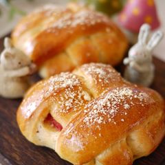 A picture of Cute Braided Bread Rolls.