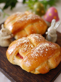 A picture of Cute Braided Bread Rolls.