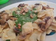 Una foto de salsa para raviolis de queso