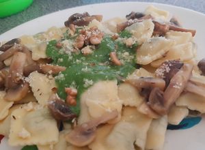 Una foto de Ravioli de Ricota y Espinaca con salsa pesto