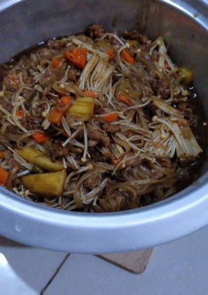 รูปของ ผัดหมี่โคราชใส่ไก่และเห็ดเข็มทอง