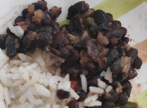 Una foto de Porotos negros con arroz 👩🏻‍🍳