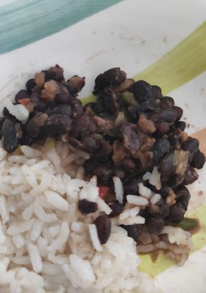 Una foto de Porotos negros con arroz 👩🏻🍳
