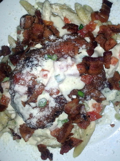 A picture of Chicken Alfredo.