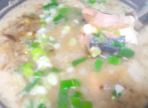 鮭魚豆腐味噌湯 的食譜成品照片