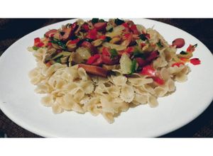 Una foto de Farfalle con chorizo y champiñones