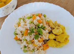 Hình của món Cơm chiên kim chi và rau củ ăn cùng ức gà xào nghệ.