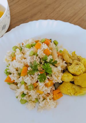 Hình của món Cơm chiên kim chi và rau củ ăn cùng ức gà xào nghệ.