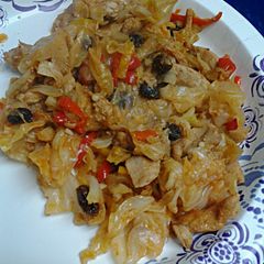 A picture of Chicken'n cabbage.