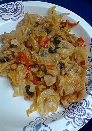 A picture of Chicken'n cabbage.