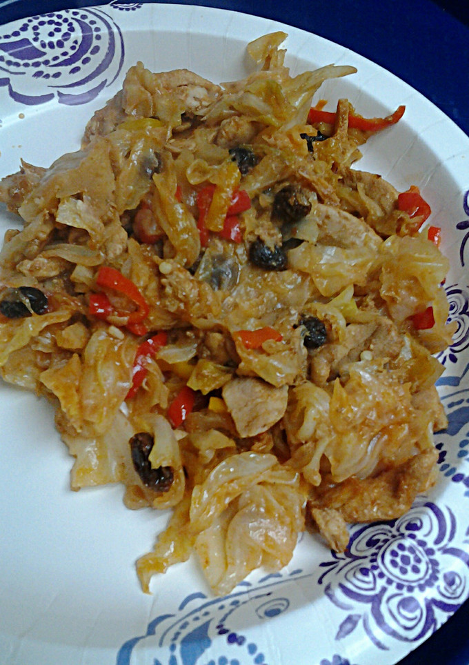 A picture of Chicken'n cabbage.