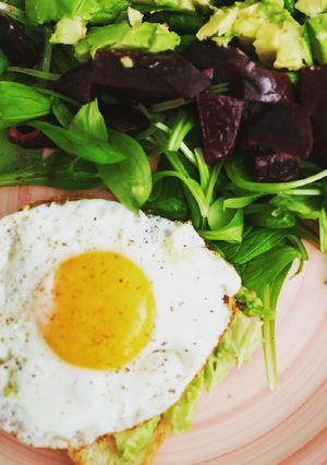 Une photo de Salade betterave, avocat et sa tartine d'avocat œuf