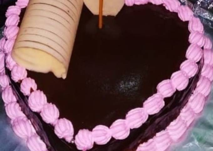 Eggless chocolate glaze cake