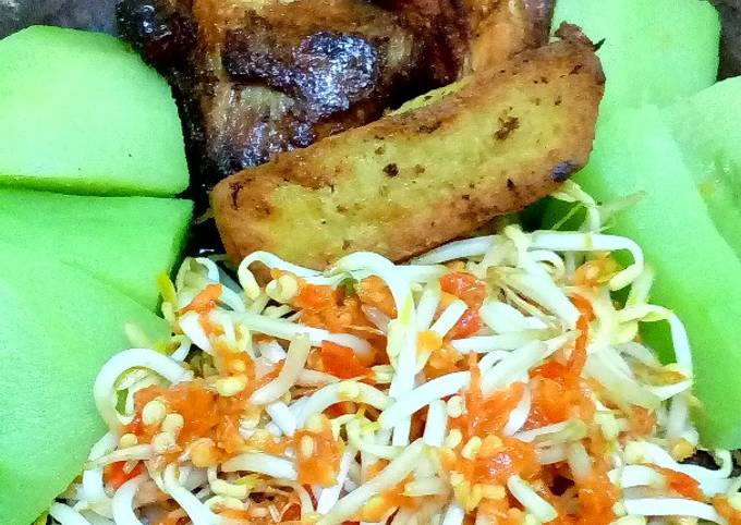 Wajib coba! Bagaimana cara membuat Ayam penyet sambel tauge #BikinRamadanBerkesan yang nagih banget