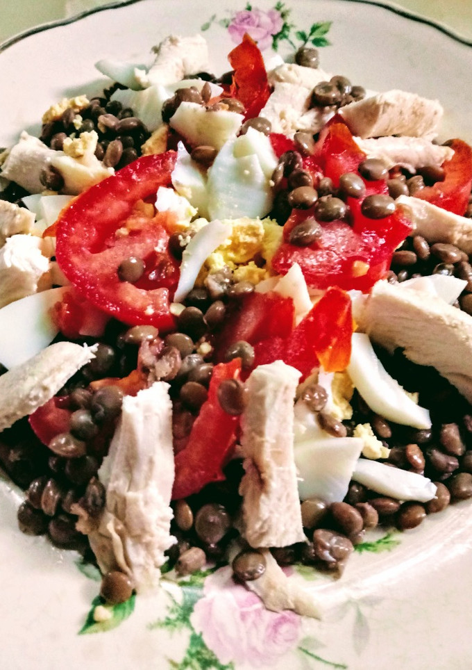 Una foto de Ensalada de lentejas y pollo light