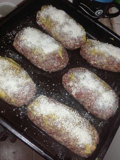 Una foto de Pan de carne individual rellenos.