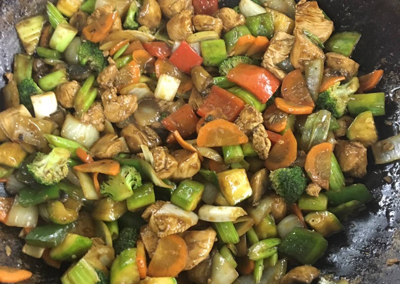 Pollo con vegetales en salsa de ostras