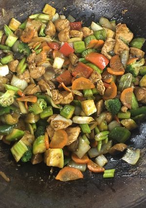 Una foto de Pollo con vegetales en salsa de ostras