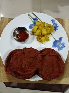 बीट रूट पुऱ्या (beetroot puri recipe in marathi) रेसिपी चे मुख्य फोटो