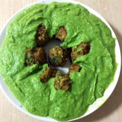 A picture of Broccoli soup served with meatballs.