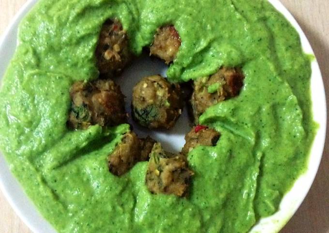 Broccoli soup served with meatballs