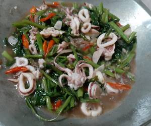 Resep Mudah Cumi kangkung saos tiram pedas Paling Enak